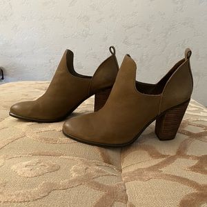 Vince Camuto Booties 8.5